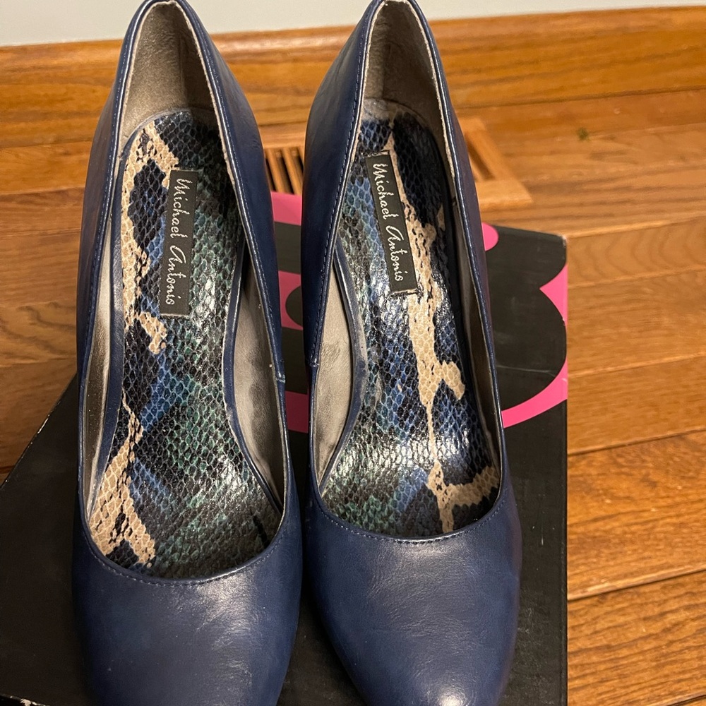 Michael Antonio Navy Pumps with Snakeskin-Print Insole